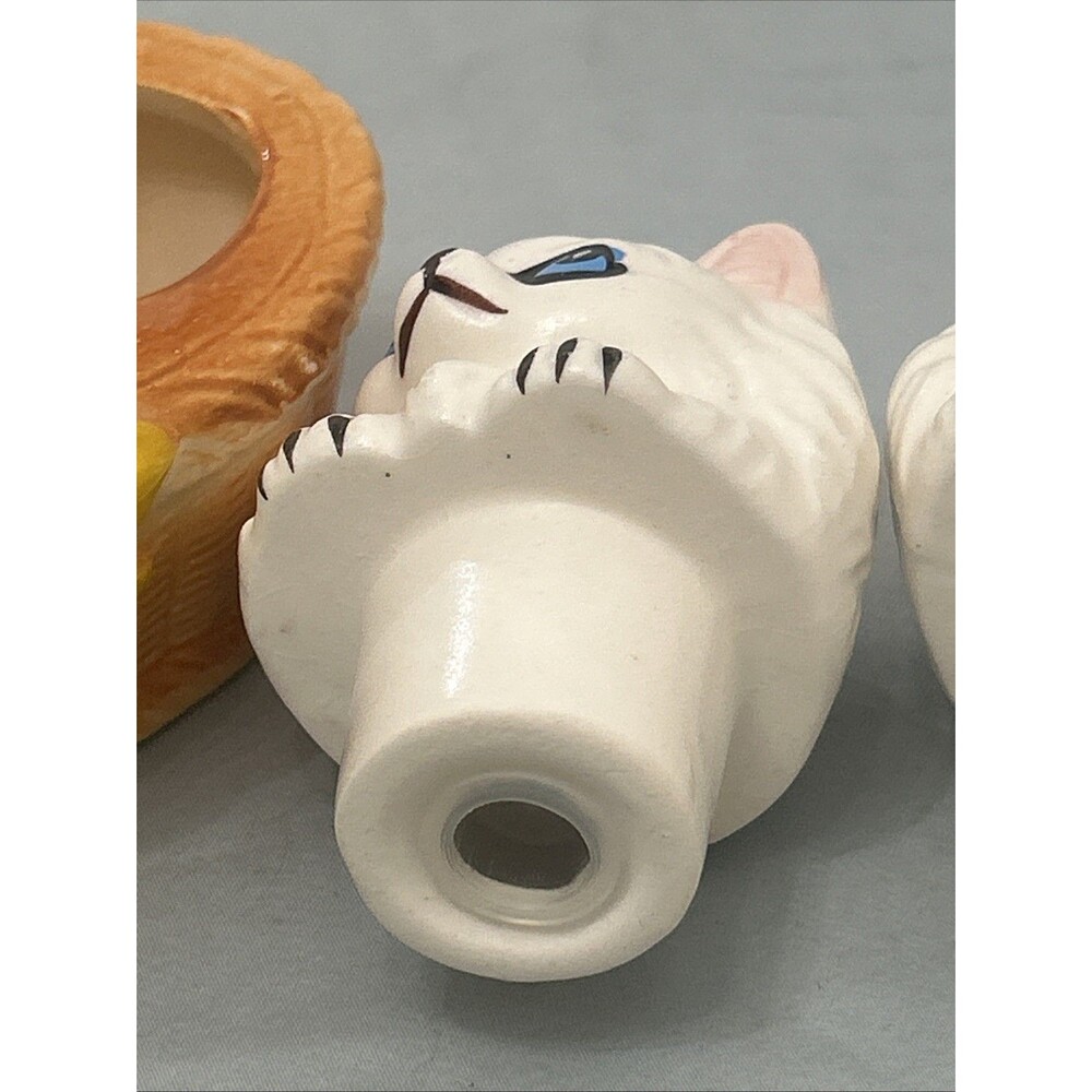 Vintage Ceramic White Cats in Basket Salt Pepper Shaker Set Japan - Picture 6 of 10